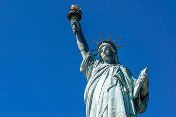 Fototapeta premium Statua Wolności na tle błękitnego nieba, Dolny Manhattan, Nowy Jork, Architektura i budynek z koncepcją turystyczną