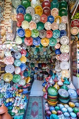 Bunte Keramikschalen, die in der Altstadt von Marrakesch, Marokko, verkauft werden © eunikas