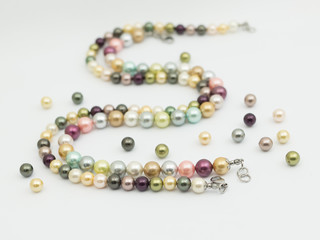 seashell sznury kolorowych pereł, perłowe naszyjniki