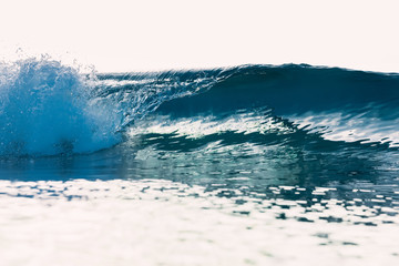 Obraz premium Barrel wave for surfing in ocean. Breaking transparent wave