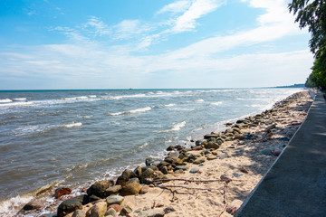 Morze Bałtyckie plaża kamienie fale