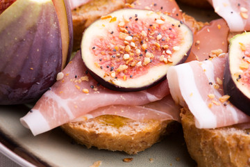 Sandwich with prosciutto, fig and olive oil