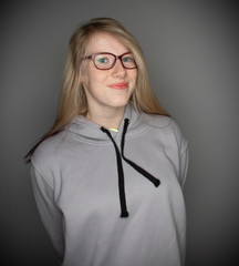 Sch&uuml;chternes M&auml;dchen im grauen Hoodie 2