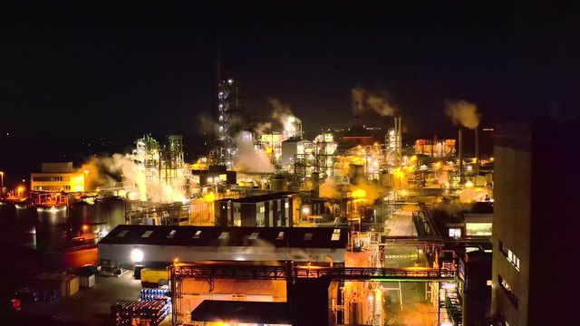 Industrieanlage bei Nacht Aerial 04