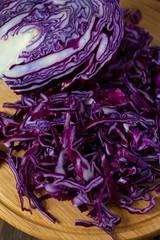 Obraz premium red cabbage on brown wooden surface