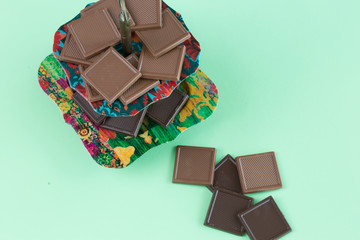 beyaz zemin üzerine çikolata parçaları