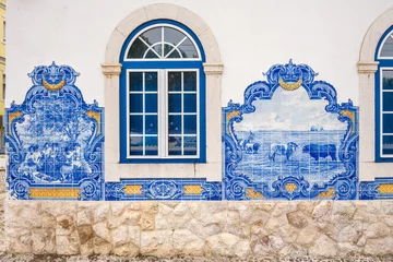 Fotobehang Paneel van traditionele tegels van Azulejos in het station van Vila Franca de Xira, voorstad van Lissabon, Portugal © hectorchristiaen