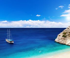 Naklejka premium Jacht w Beach Kaputas, Wybrzeże Morza Śródziemnego, Turcja
