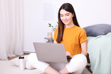 Obraz na płótnie Canvas girl works at a laptop at home