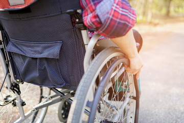 Obraz premium Asia lady woman patient on wheelchair in park : healthy strong medical concept
