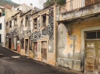 Fototapeta na wymiar Straße mit verfallenden Häusern