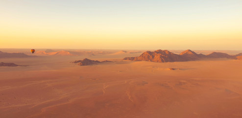Fototapeta na wymiar desert hot air balloon