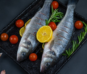 sea ​​bass with lemon and cherry tomatoes