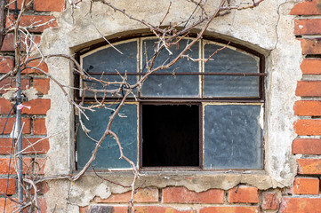 Fenster mit Backsteinwand