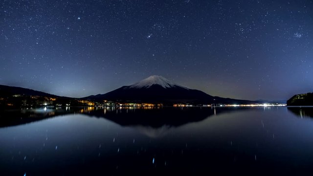 山中湖の水面に映る富士山と冬の星空Timelapse-DF固定版
