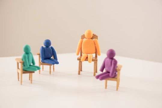 Knetfiguren auf Stühlen zur Familienaufstellung / Psychotherapie
