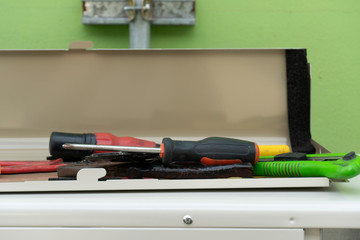 Hand tools that are left on the steel floor, such as screwdrivers, pliers and knives.