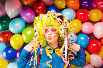 Fototapeta na wymiar Portrait of beautiful party woman in wig and glasses (Carneval).