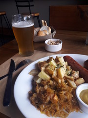 Salchichas con Chucrut y papas fritas acompañada por cerveza artesanal.
