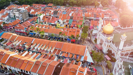 Naklejka premium Masjid Sultan, Singapore Mosque in historic Kampong Glam. Panoramic aerial view with city buildings