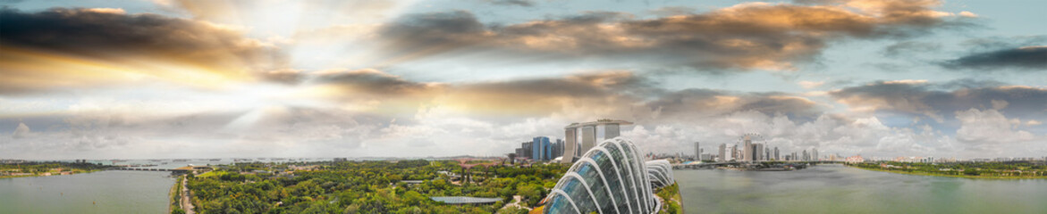 Obraz premium Panoramic aerial view of Singapore skyline at sunset