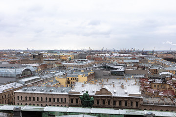 Obraz premium Beautiful view of St. Petersburg from the observation deck of St. Isaac's Cathedral on a blue cloudy day.