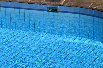 Bordo di piscina con scarico acqua