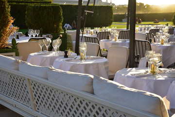 Tables dressées à midi
