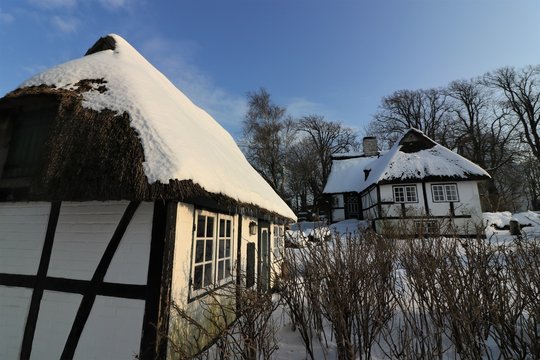 sch&ouml;nes Reedachhaus im Winter