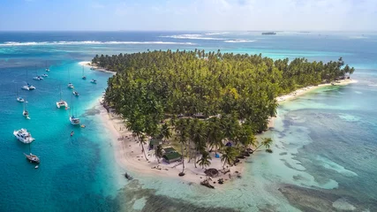 Foto op Aluminium Luchtfoto van de San Blas-eilanden in Panama. Zeiljachten en zeilboten die voor anker gaan naast tropisch eiland met groene palmbomen en witte zandstranden omringd door koraalriffen in de Caribische Zee. © Stefan