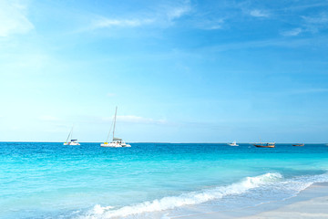 Obraz premium Panoramic view of a beautiful sunny day on sandy beach in the Maldives.