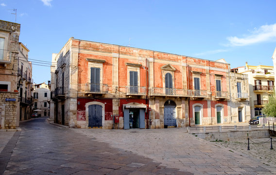 Italy, Puglia, Locorotondo, House on church square, Chiesa della Madonna della Greca