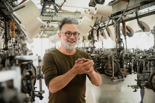 Producer of a fashion label during control in circular knitting mill
