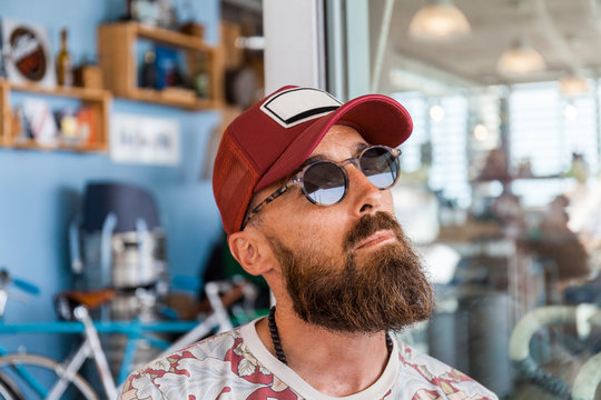 Matue man with red basecap and sunglasses