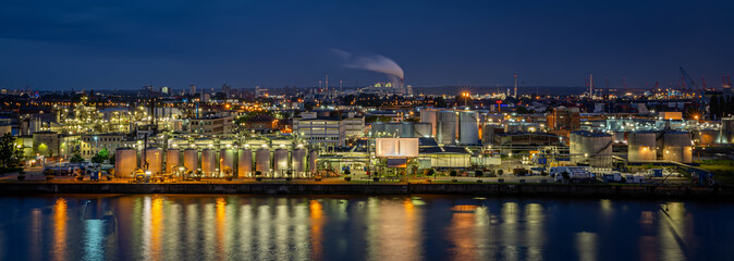 Blick über den Industrie Hafen in Hamburg bei Nacht