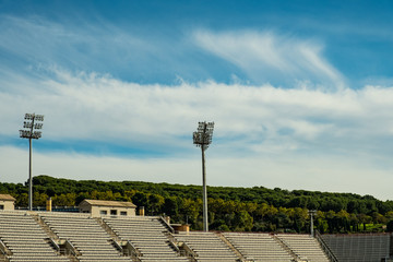 Gradas de estadio de futbol con cielo y nubes. Barcelona, España. © Federico