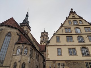 Die Stiftskirche und der Fruchtkasten am Schillerplatz im Stadtzentrum von Stuttgart