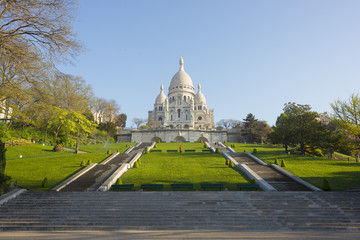 Paris. La basilique du Sacré Coeur sur la colline de Montmartre.  The Sacré Coeur basilica on...