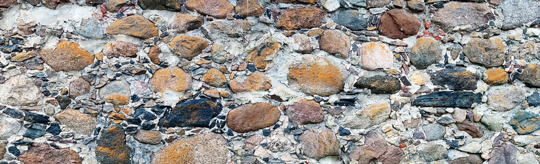 a wall made of stone of various sizes