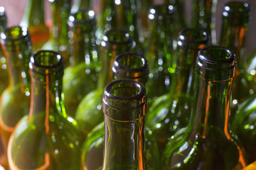 Bouteilles en verre align&eacute;es. Glass bottles aligned.