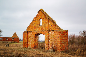 Obraz premium abandoned building, the remains of the wall in the field. selective focus with shallow depth of field, warm filter