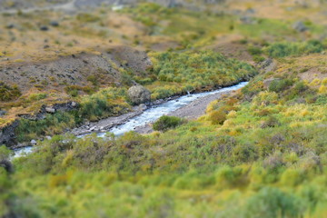 Visión de río en montañas de los Andes chilenos