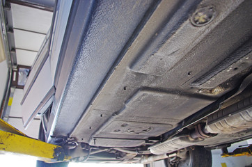 Podwozie starego samochodu osobowego na podnośniku