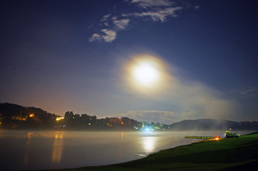 Księżycowa noc nad jeziorem