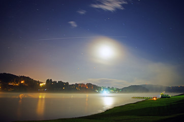 Księżycowa noc nad jeziorem