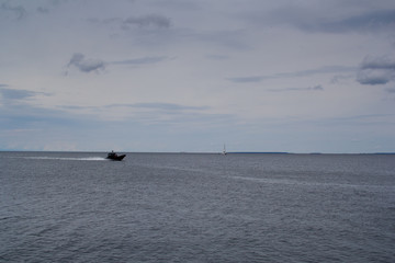 Obraz premium Landscape in cloudy weather at sea