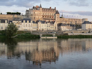 Fototapeta na wymiar Chateau d'Amboise et reflet dans la Loire