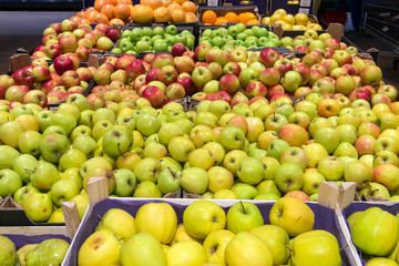 selling fruit apples on the grocery market