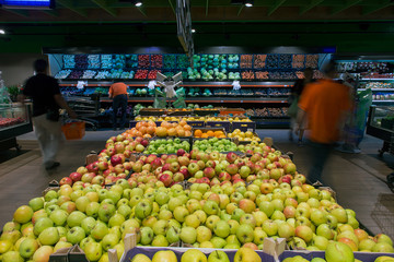 selling fruit apples on the grocery market