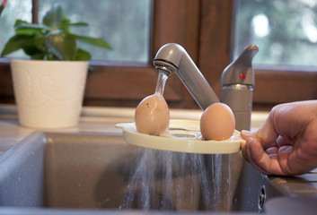 cooling boiled eggs with cold water
